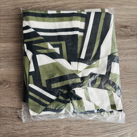 Geometric Print Twist Front Midi Dress NWT Size 3X - Picture 4 of 4
